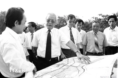 Thủ tướng Võ Văn Kiệt thăm địa điểm chuẩn bị xây dựng cảng Thị Vải, tỉnh Bà Rịa-Vũng Tàu (1995). (Ảnh: Minh Đạo/TTXVN)