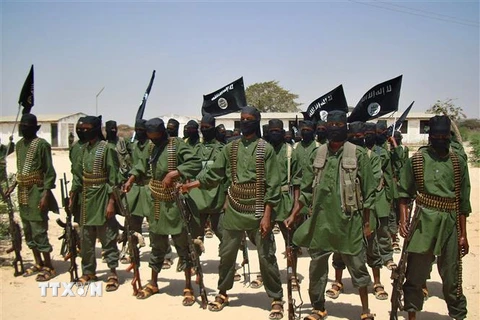 Các tay súng nhóm Hồi giáo Al-Shabaab tại một địa điểm ở ngoại ô Mogadishu, Somalia, ngày 17/2/2011. (Ảnh: AFP/TTXVN)