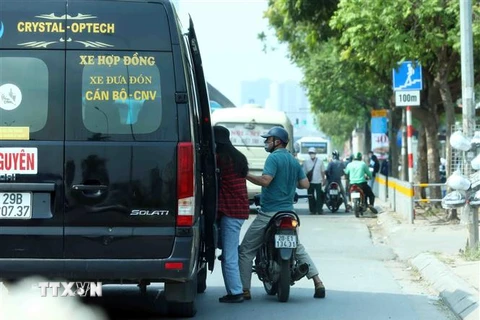 Một "xe dù" dừng đỗ, đón trả khách sai quy định trên đường Phạm Hùng, Hà Nội. (Ảnh: Phạm Kiên/TTXVN)
