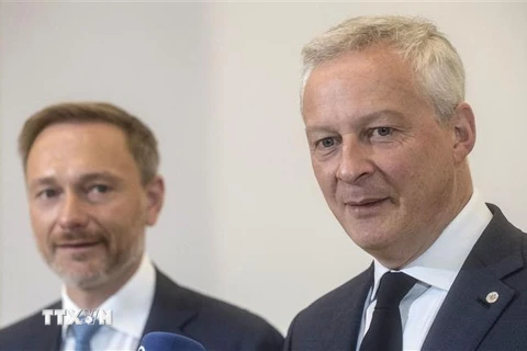 Bộ trưởng Tài chính Pháp Bruno Le Maire (phải) và Bộ trưởng Tài chính Đức Christian Lindner. (Ảnh: AFP/TTXVN)
