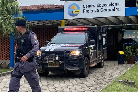 Cảnh sát gác tại lối vào Trung tâm Giáo dục Praia de Coqueiral, một trong hai trường học xảy ra vụ nổ súng. (Nguồn: AFP/Getty)