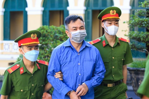 Bị cáo Nguyễn Minh Khải bị dẫn giải đến phiên tòa trong sáng nay 28/11. (Ảnh: Báo Thanh Niên)
