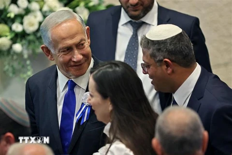 Thủ tướng Israel Benjamin Netanyahu (trái) và ông Itamar Ben-Gvir (phải), lãnh đạo đảng cực hữu Quyền lực Do thái, tại cuộc gặp ở Jerusalem, ngày 15/11/2022. (Ảnh: AFP/TTXVN)