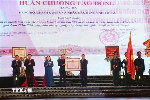 Phó Thủ tướng thường trực Chính phủ Phạm Bình Minh trao Huân chương Lao động hạng Ba của Chủ tịch nước tặng Đảng bộ, chính quyền và nhân dân huyện Nho Quan, tỉnh Ninh Bình. (Ảnh: Thùy Dung/TTXVN)