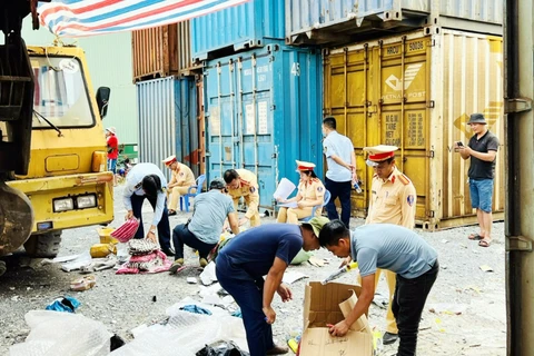 Lực lượng liên ngành phối hợp kiểm tra 2 container hàng hóa nghi nhập lậu ngay khi vừa đến ga Sóng Thần. (Nguồn: Báo Công an nhân dân online)
