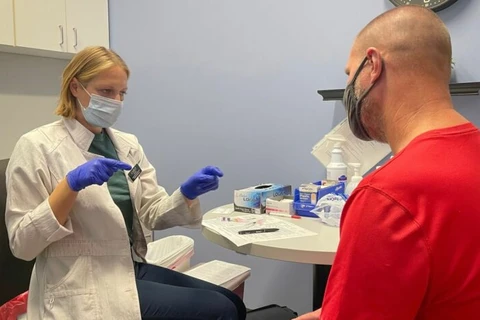 Nhân viên y tế tiêm vaccine phòng cúm cho người dân tại Hy-Vee Westlakes ở West Des Moines vào ngày 21/9. (Nguồn: USA Today)