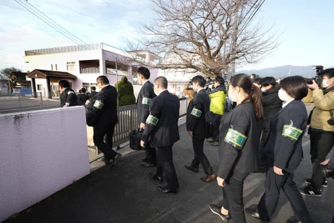 Các nhà điều tra xác minh vụ việc tại trường mầm non tư thục Sakura Hoikuen ở Susono, tỉnh Shizuoka, ngày 4/12. (Nguồn: Kyodo)
