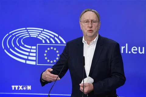 Chủ tịch Ủy ban thương mại quốc tế của Nghị viện châu Âu (EP), ông Bernd Lange phát biểu tại cuộc họp báo ở Brussels, Bỉ ngày 27/4/2022. (Ảnh: AFP/TTXVN)