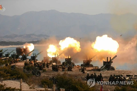 Bức ảnh do Đài truyền hình trung ương Triều Tiên công bố vào tháng 3/2020 cho thấy các đơn vị pháo binh của nước này đang bắn đạn pháo. (Nguồn: Yonhap)