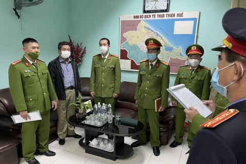 Công an tỉnh Thừa Thiên-Huế đọc lệnh bắt tạm giam ông Hoàng Văn Đức, Giám đốc CDC Thừa Thiên Huế tháng 2/2022. (Nguồn: Công an cung cấp)