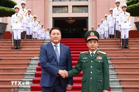 Bộ trưởng Bộ Quốc phòng Phan Văn Giang và Bộ trưởng Quốc phòng Mông Cổ Saikhanbayar Gursed tại lễ đón. (Ảnh: Trọng Đức/TTXVN)