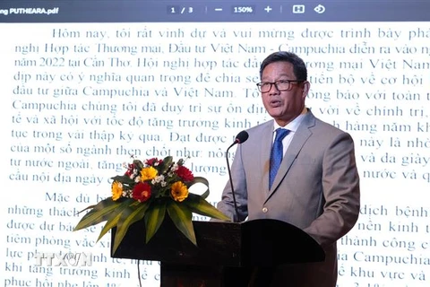 Ông Kong Putheara, Tùy viên Thương mại Campuchia tại Việt Nam giới thiệu cơ hội đầu tư tại Campuchia tới doanh nghiệp thành phố Cần Thơ. (Ảnh: Thanh Liêm/TTXVN)