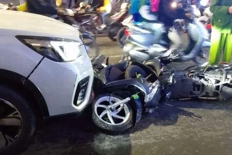 Hà Nội: Ôtô "điên" lao vào hàng chục xe máy trên phố Bạch Mai