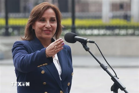 Tân Tổng thống Peru Dina Boluarte phát biểu với báo giới tại thủ đô Lima ngày 8/12/2022. (Ảnh: AFP/TTXVN)