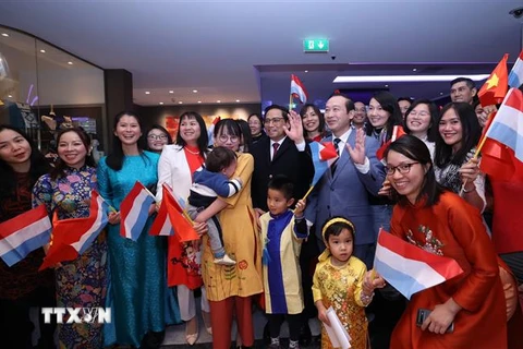 Thủ tướng Phạm Minh Chính chụp ảnh chung với đại diện cộng đồng người Việt Nam tại Luxembourg. (Ảnh: Dương Giang/TTXVN)