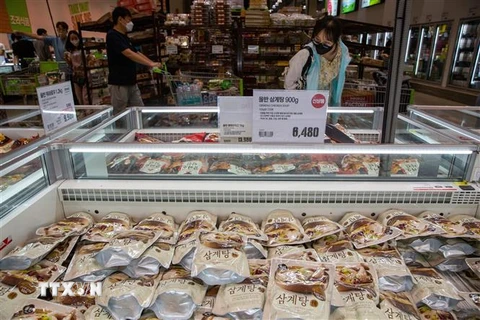 Người dân mua sắm tại một siêu thị ở Goyang, Hàn Quốc ngày 9/7/2022. (Ảnh: THX/TTXVN)