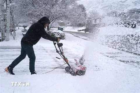 Công nhân dọn tuyết trên đường ở Provo, bang Utah, Mỹ ngày 13/12/2022. (Ảnh: AFP/TTXVN)