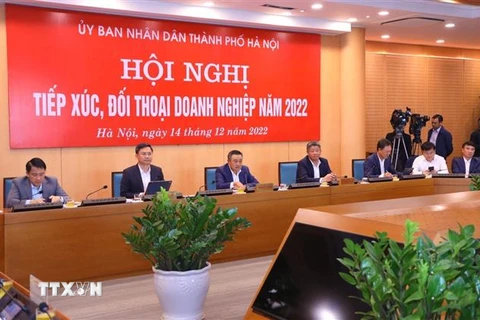 Lãnh đạo thành phố Hà Nội chủ trì buổi đối thoại. (Ảnh: Văn Điệp/TTXVN)