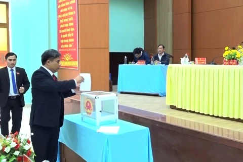 Bỏ phiếu miễn nhiệm chức danh Trưởng ban Dân tộc HĐND huyện đối với bà Phạm Thị Minh Nguyệt. (Nguồn: Báo Thanh Niên)
