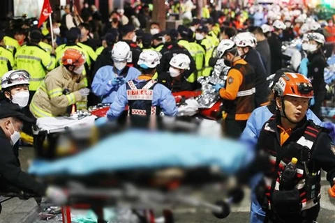 Lực lượng cứu hộ chuyển nạn nhân tại hiện trường vụ giẫm đạp ở khu Itaewon, Seoul (Hàn Quốc), ngày 30/10/2022. (Ảnh: THX/TTXVN)