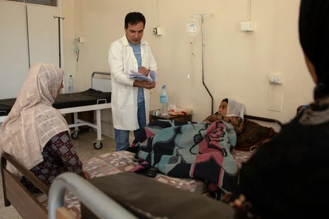 Một bác sỹ nói chuyện với một bệnh nhân nghi mắc bệnh tả tại một bệnh viện ở thành phố Hasaka, Đông Bắc Syria ngày 24/9. (Nguồn: Reuters)
