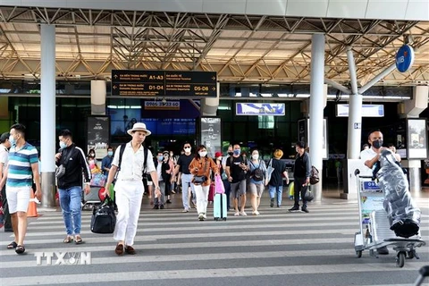 Hành khách tại Ga đến trong nước, Cảng hàng không Tân Sơn Nhất. (Ảnh: Hồng Đạt/TTXVN)