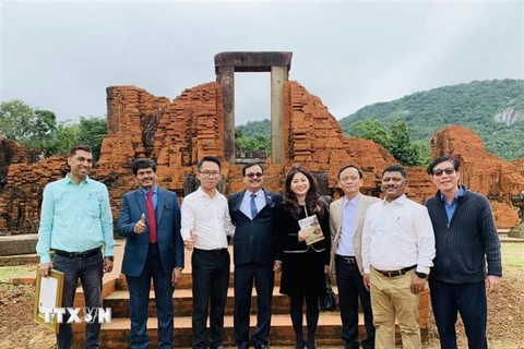 Phó Đại sứ Cộng hòa Ấn Độ tại Việt Nam Subhash P Gupta (thứ 4, trái sang) và lãnh đạo tỉnh Quảng Nam tham quan đền tháp đã được trùng tu. (Ảnh: Đoàn Hữu Trung/TTXVN)