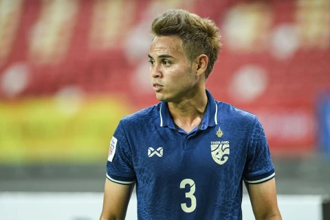Cầu thủ Theerathon Bunmathan của đội tuyển Thái Lan. (Ảnh: AFP)