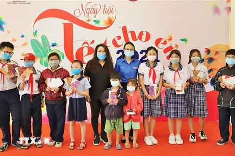 Trao quà Tết cho các em thiếu nhi có hoàn cảnh khó khăn khu vực quận 1, Thành phố Hồ Chí Minh dịp Tết Tân Sửu năm 2021. (Ảnh: Hồng Giang/TTXVN)
