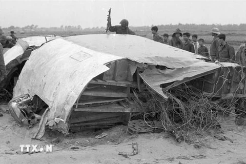 Xác của 1 trong 4 máy bay B-52 của Mỹ bị quân và dân Hà Nội bắn rơi đêm 18, rạng sáng 19/12/1972. (Ảnh: Tư liệu TTXVN)
