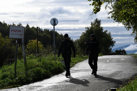Các sỹ quan cảnh sát Séc tuần tra biên giới xanh Séc-Slovakia gần Stary Hrozenkov. (Nguồn: Reuters)