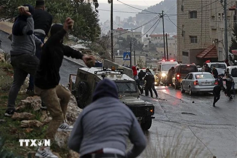 Đụng độ giữa người Palestine và binh sĩ quân đội Israel tại thành phố Nablus, khu Bờ Tây, ngày 22/12/2022. (Ảnh: AFP/TTXVN)