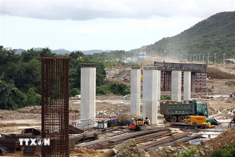 Thi công tuyến cao tốc Bắc-Nam đoạn Cam Lâm-Vĩnh Hảo. (Ảnh: Huy Hùng/TTXVN)