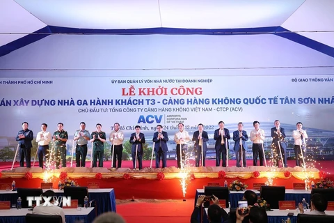 Thủ tướng Phạm Minh Chính và các đại biểu khởi công Dự án xây dựng nhà ga hành khách T3 Cảng hàng không quốc tế Tân Sơn Nhất. (Ảnh: Dương Giang/TTXVN)
