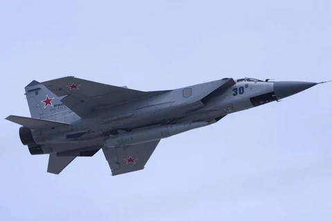 Máy bay chiến đấu MiG-31 của Nga trang bị tên lửa siêu thanh Kinzhal bay qua Quảng trường Đỏ trong buổi diễn tập duyệt binh đánh dấu kỷ niệm chiến thắng phátxít Đức ngày 7/5. (Nguồn: Reuters)