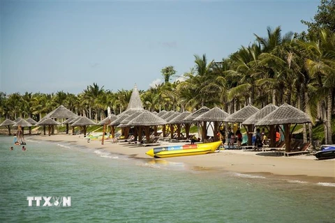Bãi biển Hòn Tằm Nha Trang hoang sơ, trong vắt cùng sóng biển quanh năm luôn lặng yên. (Ảnh: Hồng Đạt/TTXVN)