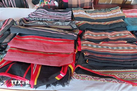 Nhãn hiệu chứng nhận Dệt Thổ cẩm Kon Tum (Ban Dân tộc tỉnh Kon Tum) với sản phẩm là các tấm vải thô nhiều chi tiết, màu sắc mang đậm bản sắc của các dân tộc tại chỗ. (Ảnh: Khoa Chương/TTXVN)