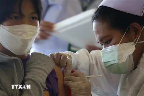 Nhân viên y tế tiêm vaccine ngừa COVID-19 cho người dân tại Pattani, Thái Lan. (Ảnh: AFP/TTXVN)