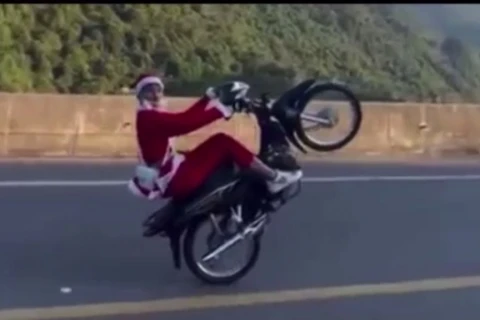 Hình ảnh đối tượng Tùng mặc đồ "ông già Noel" bốc đầu gây nguy hiểm trên cao tốc. (Ảnh cắt từ clip)