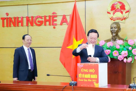 Chủ tịch UBND tỉnh Nguyễn Đức Trung ủng hộ Tết Vì người nghèo Xuân Quý Mão 2023. (Ảnh: Báo Nghệ An)