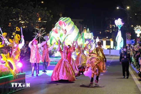 Đoàn vũ công quốc tế với trang phục truyền thống thể hiện những vũ điệu cuồng nhiệt, chào mừng lễ hội hoa đang diễn ra tại phố núi Đà Lạt. (Ảnh: Nguyễn Dũng/TTXVN)
