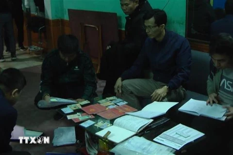 Lực lượng công an Quảng Ninh khám xét chỗ ở của đối tượng Nguyễn Văn Định và thu giữ nhiều vật chứng. (Ảnh: TTXVN phát)
