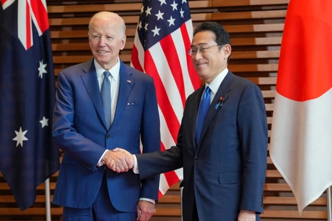 Tổng thống Mỹ Joe Biden, trái, được Thủ tướng Nhật Bản Fumio Kishida chào đón tại sảnh vào của Văn phòng Thủ tướng Nhật Bản ở Tokyo, Nhật Bản, ngày 24/5/2022. (Nguồn: AP)