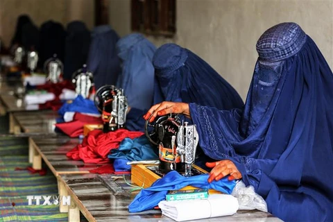 Phụ nữ Afghanistan làm việc tại một xưởng may ở Jalalabad, ngày 1/12/2022. (Ảnh: AFP/TTXVN)