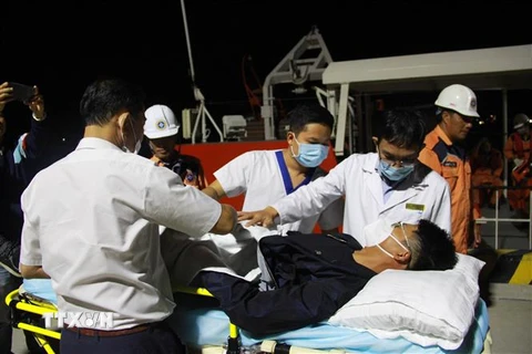 Các lực lượng y tế đang tiến hành kiểm tra sức khỏe của bệnh nhân khi được đưa vào thành phố Nha Trang để điều trị bệnh. (Ảnh: Phan Sáu/TTXVN)