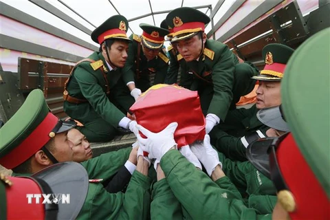 Cán bộ chiến sỹ Bộ chỉ huy Quân sự tỉnh Hoà Bình đưa hài cốt của các chiến sỹ về an táng tại Nghĩa trang liệt sỹ Trung Sơn xã Liên Sơn, Lương Sơn. (Ảnh: Trọng Đạt/TTXVN)