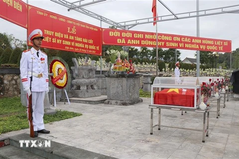 Lễ truy điệu, an táng hài cốt liệt sỹ quân tình nguyện Việt Nam hy sinh tại Lào tại Nghĩa trang quốc gia Tông Khao. (Ảnh: Xuân Tiến/TTXVN)