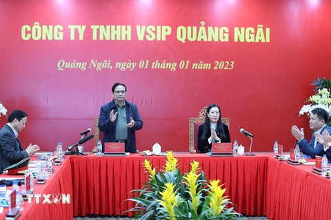 Thủ tướng Phạm Minh Chính làm việc với lãnh đạo Khu công nghiệp VSIP Quảng Ngãi. (Ảnh: Dương Giang/TTXVN)