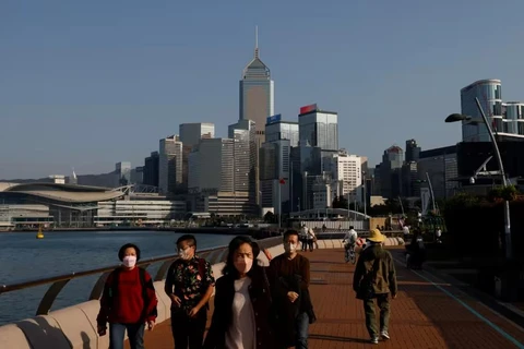 Người dân đeo khẩu trang phòng ngừa COVID-19 ở Hong Kong, Trung Quốc, ngày 28/12/2022. (Nguồn: Reuters)