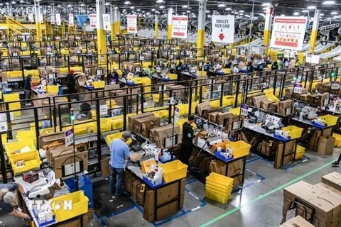 Nhân viên làm việc tại một trung tâm dịch vụ của Amazon ở Romeoville, Illinois, Mỹ. (Ảnh: Getty Image/TTXVN)